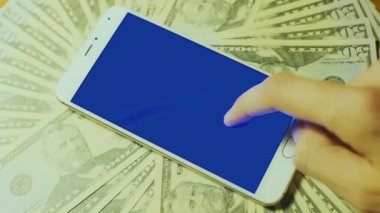 Erkek el beyaz smartphone anahtar ekranda mavi para yığını ile srceen dokunmadan