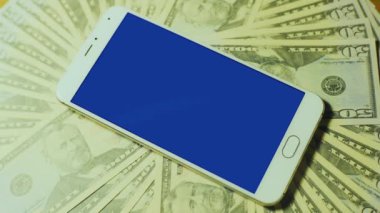 Erkek el beyaz smartphone anahtar ekranda mavi para yığını ile srceen dokunmadan