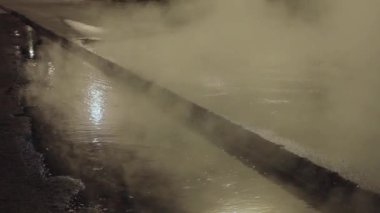 Sıcak su gece şehir yol buğulaması, kadın deneyin onu geçme ama yürüyüp için