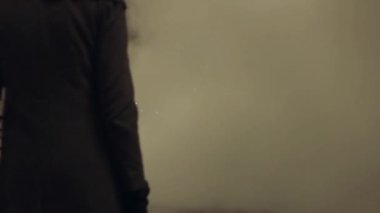 Dikkatle beyaz buhar bulut içine gece şehir sokak üzerinde yürüyen korkan kadın