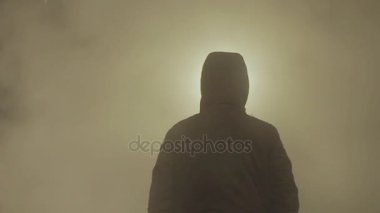 Hood ceketli erkek siluet ayakta beyaz buhar bulutu nokta ışık engelleme
