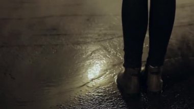 Arka plan üzerinde beyaz buhar bulut ile gece şehir yol üzerinde duran buz gibi kız