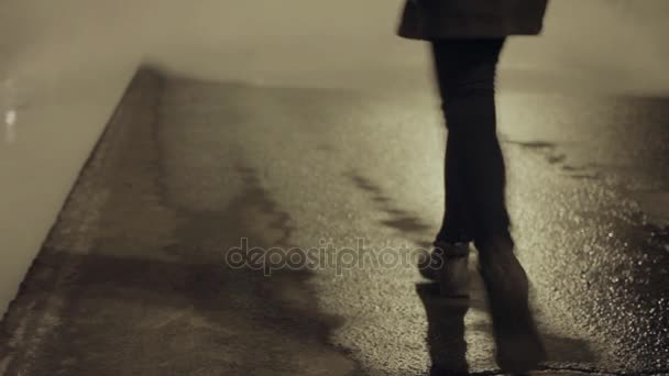 Dívka v šedý kabát chodit na noční město ulice do oblaku bílé páry, otočte zpět — Stock video