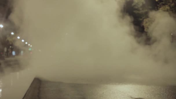 白色蒸汽云从井下通信系统覆盖夜间城市道路 — 图库视频影像