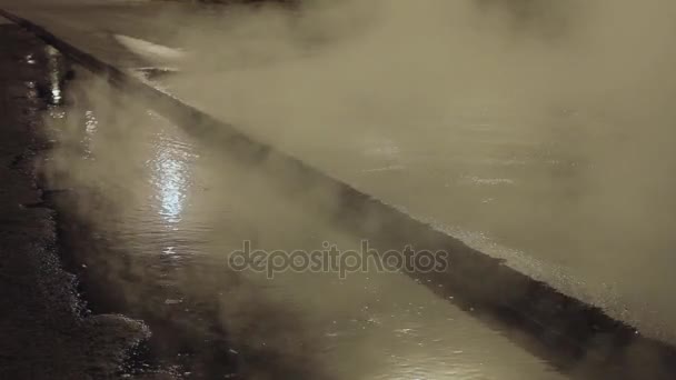 Kouřící horké vody v noci město road, Žena snaží ji překročit, ale odejít — Stock video