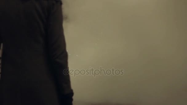 Dikkatle beyaz buhar bulut içine gece şehir sokak üzerinde yürüyen korkan kadın — Stok video