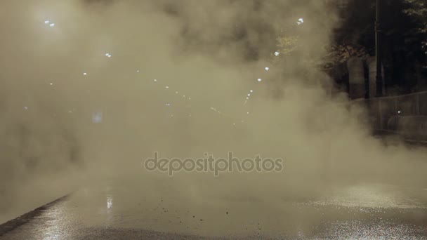 从热通信系统覆盖夜间城市街道的白色蒸汽云 — 图库视频影像