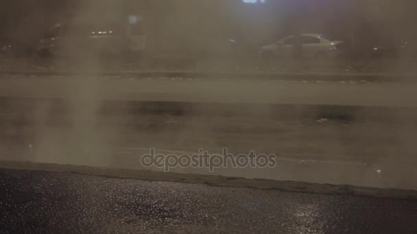 Frauenbeine laufen nachts am ausgehobenen dampfenden Asphaltgraben entlang — Stockvideo