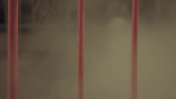 赤いフェンス ブロック パイプ熱分解、水ストリーム注ぐ、白い蒸気 — ストック動画