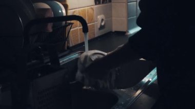 Kadının lavaboya bulaşık eller