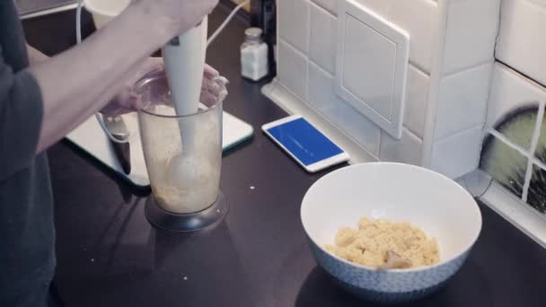 Mutfakta vejetaryen sağlıklı yiyecekler yemek ve video izlerken genç adam — Stok video