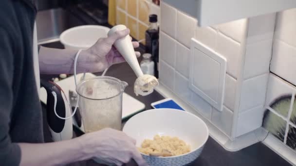 Joven licuadora hombre preparación de alimentos vegetales en casa cocina y viendo vídeo — Vídeos de Stock