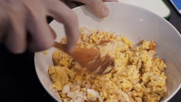Joven preparando comida vegetal en casa cocina — Vídeos de Stock