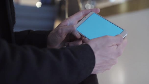 Mains masculines utilisant un smartphone avec écran vert dans le centre commercial — Video