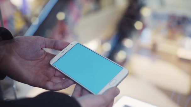 Mannelijke handen met behulp van Tablet Pc met groen scherm in de lift in winkelcentrum — Stockvideo