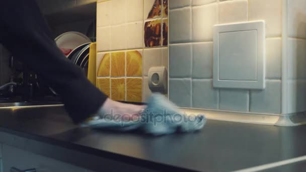 As mãos femininas limpam a superfície da cozinha suja com um pano — Vídeo de Stock