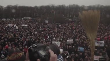Saint-Petersburg, Rusya, 26 Nisan 2017. Putin sloganlar ilahi protestocu kalabalık.