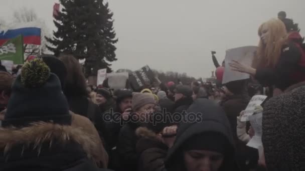 СЕНТ-ПЕТЕРСБУРГ, РОССИЯ, 26 апреля 2017 года. Антикоррупционный протест в России — стоковое видео