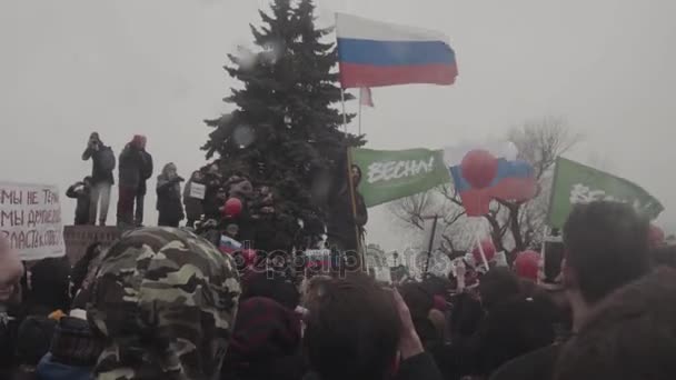 Saint-Petersburg, 26 April 2017. Russische demonstraties. Anti Poetin slogans — Stockvideo