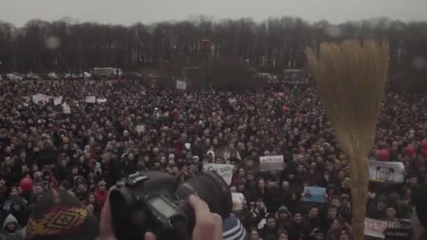 СЕНТ-ПЕТЕРСБУРГ, РОССИЯ, 26 апреля 2017 года. Толпа протестующих скандирует антипутинские лозунги . — стоковое видео