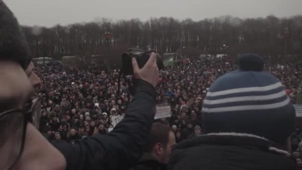 СЕНТ-ПЕТЕРСБУРГ, РОССИЯ, 26 апреля 2017 года. Антикоррупционный протест в России . — стоковое видео