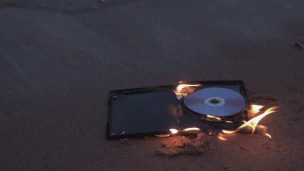 Membakar data disc di pasir di pantai — Stok Video