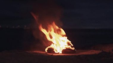 Boots kum sahilinde üzerinde yanan