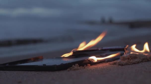 Ο δίσκος cd δεδομένων στη φωτιά πάνω στην άμμο στα σύννεφα καταιγίδας ακτή σε φόντο — Αρχείο Βίντεο