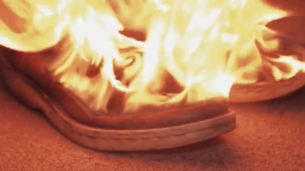 Burning buty na piasku na wybrzeżu silne jasny płomień ciemnej nocy letniej — Wideo stockowe