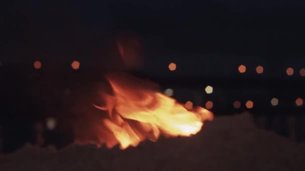 海岸の砂の上のブーツを燃焼 — ストック動画