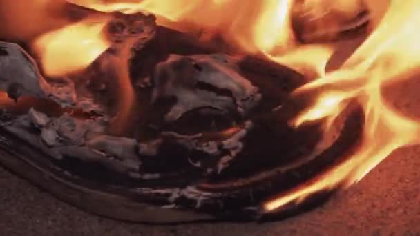 Laarzen branden op het zand op kust sterke felle vlam donkere zomeravond — Stockvideo