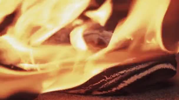 Laarzen branden op het zand op kust sterke felle vlam donkere zomeravond — Stockvideo