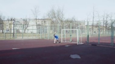 İki genç futbol oyuncu vuruş gol pratik. Futbol eğitim oturumu.