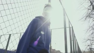 Ayakta nefes metal çit zor Beyaz delikanlı spor giyim