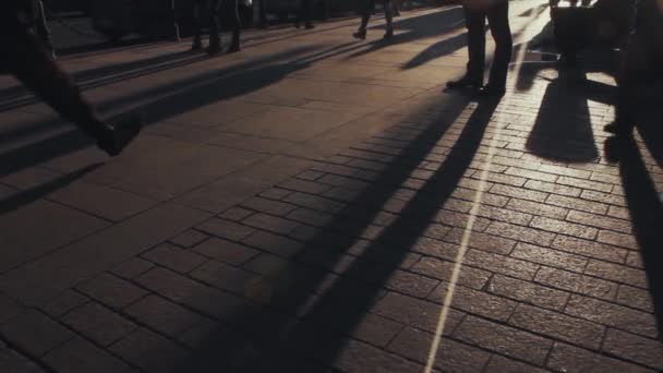 Sombras de pessoas andando na cidade. Procissão de rua. Dia ensolarado — Vídeo de Stock