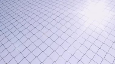 Metal ızgara topu isabet tarafından sarsıldı. Mavi gökyüzü, arka plan, parlak güneş. Yavaş mo