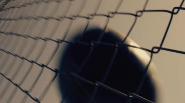 Futbol topu metal ızgara vuruyor, kapalı sıçrama. Metal ızgara topu isabet tarafından sarsıldı