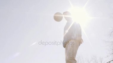 Genç futbol oyuncu top sürme top. Güneşli bir gün. Futbol eğitim Şehir Parkı