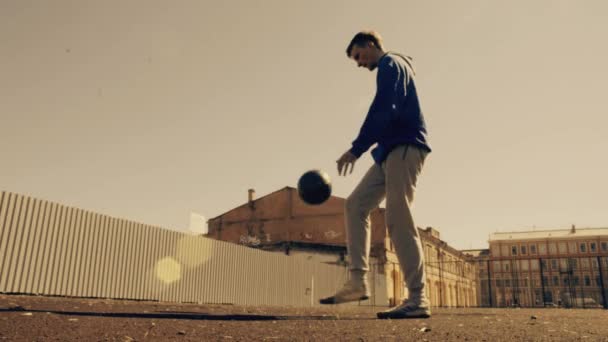 若いフットボール選手、ドリブルのボール。晴れた日。都市公園でサッカーの練習 — ストック動画