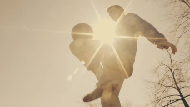 Junger Fußballer dribbelt Ball. sonniger Tag. Fußballtraining im Stadtpark — Stockvideo