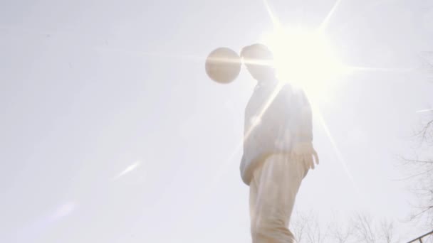 Giovane giocatore di calcio palla dribbling. Giornata di sole. Allenamento di calcio al parco cittadino — Video Stock