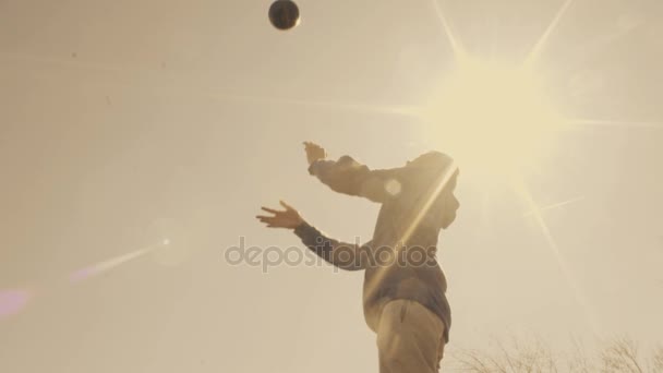 Entrenamiento de fútbol en el campo atlético de la ciudad. Movimiento lento, tiro de ángulo bajo. Lente llamarada — Vídeo de stock