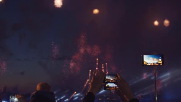 Mains de personnes prenant des photos de feux d'artifice sur smartphone. Mouvement lent — Video