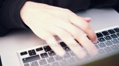 Erkek el laptop parkta yazarak