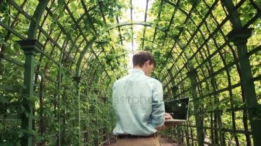 İyi haber aldıktan sonra kutluyor başarı ayakta Park'ta genç adam