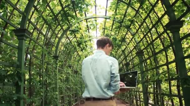 Jovem comemorando o sucesso em pé no parque depois de receber boas notícias — Vídeo de Stock