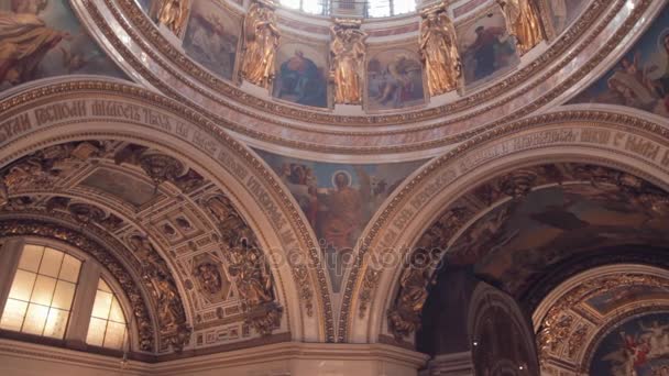 Peintures murales à thèmes religieux dans l'ancienne église orthodoxe — Video