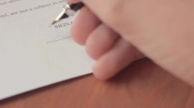 Erkek el mavi mürekkep bir sözleşme formunda imza. Atış kapatın.