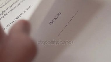 Erkek el dönüm sayfa sözleşme ve siyah mürekkeple belge imzalama. Yakın çekim