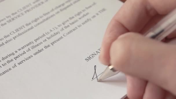男性の手は、黒インクで契約書に署名します。クローズ アップ ショット. — ストック動画